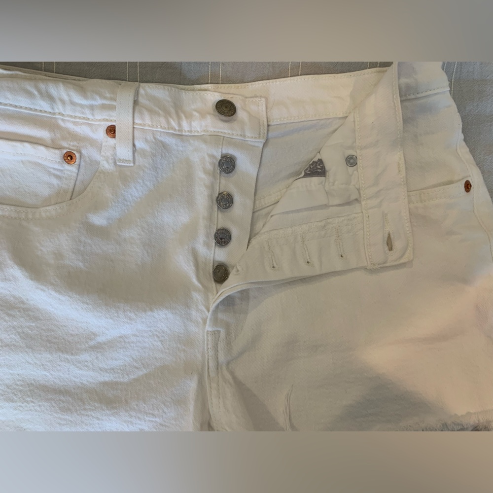 Women’s Levi’s 501 High-waisted white denim shorts - Picture 3 of 4